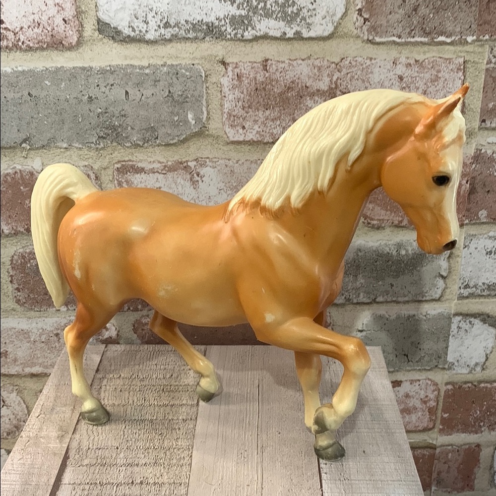 Breyer- Vintage #4 Palomino Arabian Stallion